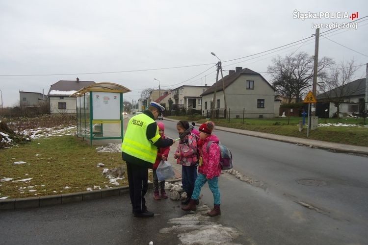 Policjanci rozdawali dzieciom odblaski, Policja Jastrzębie Zdrój